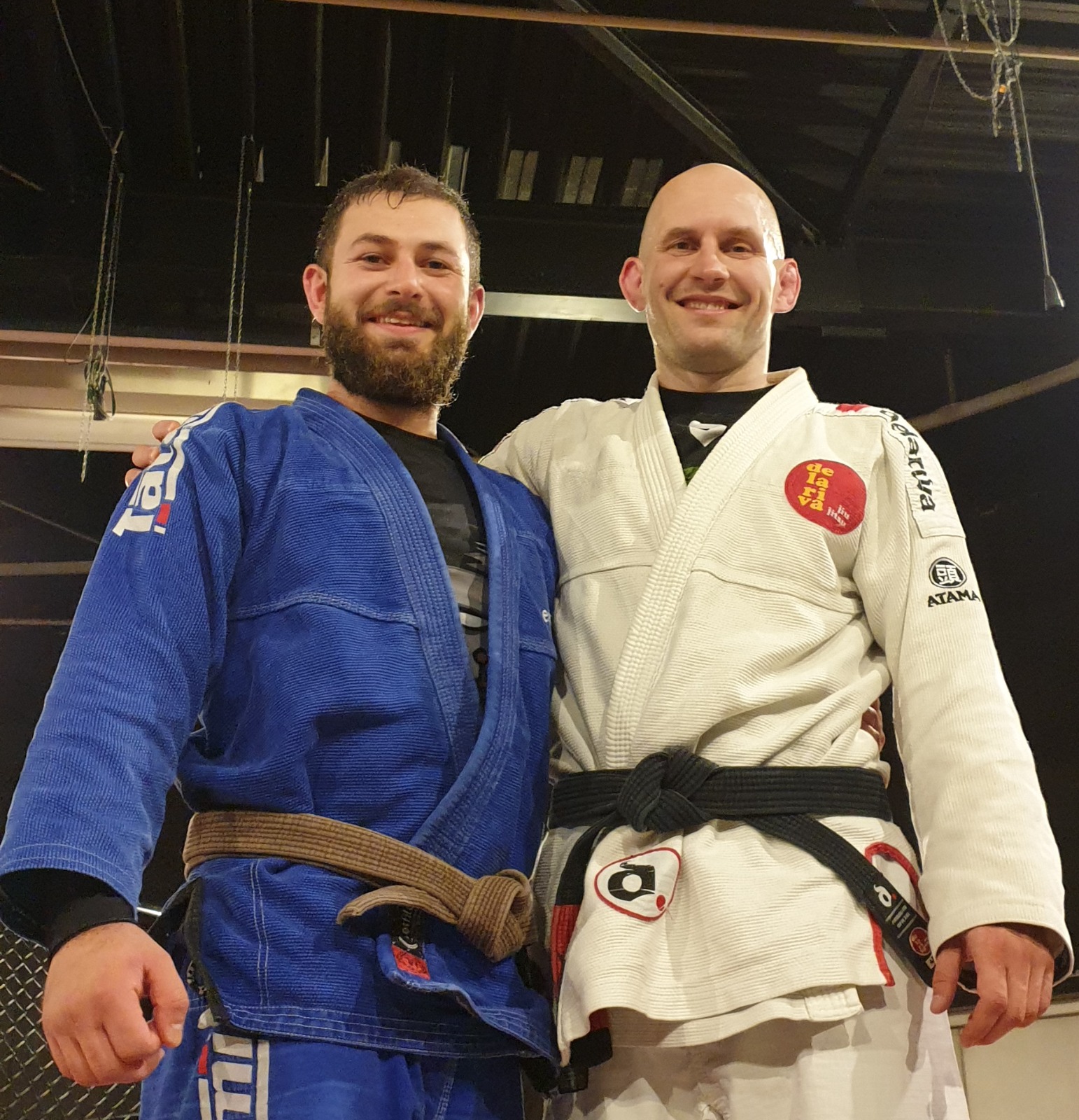 Zwei Sportler im Gi im Trainingsraum