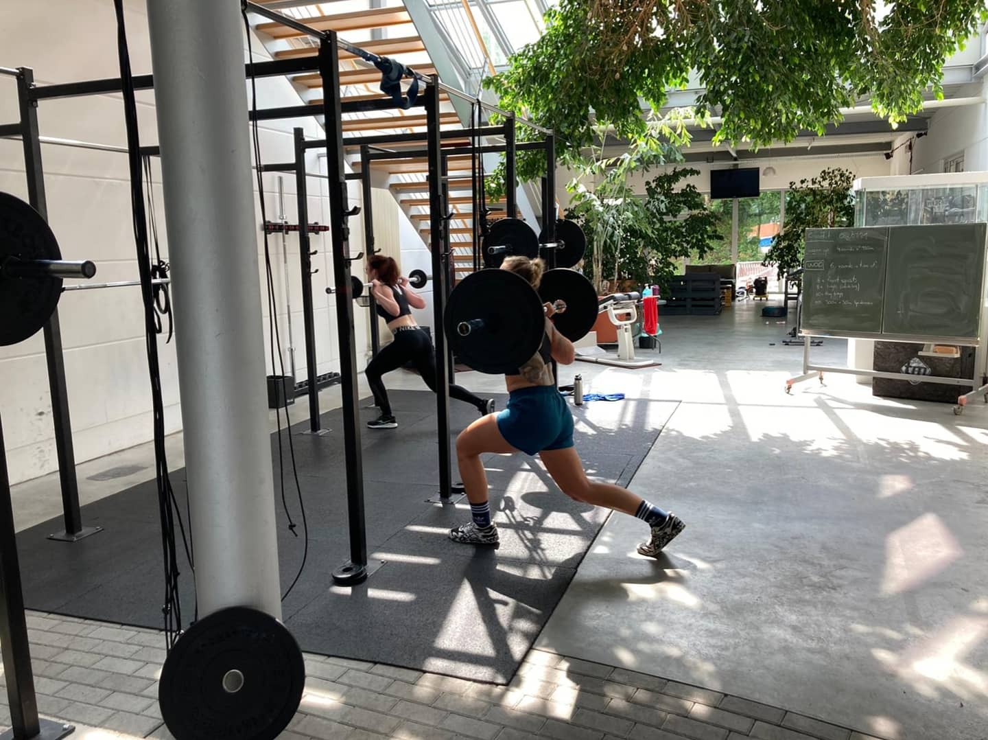 Sportlerin beim Training mit der Kettlebell