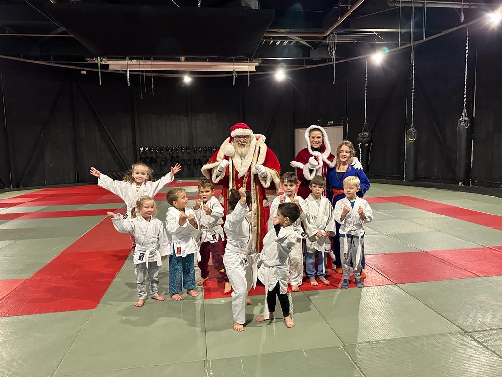 Weihnachtsfeier mit Kindern und Trainern in der Trainingshalle