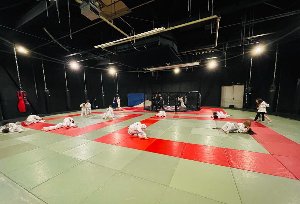 Kinder beim Training auf der großen Matte in der Halle