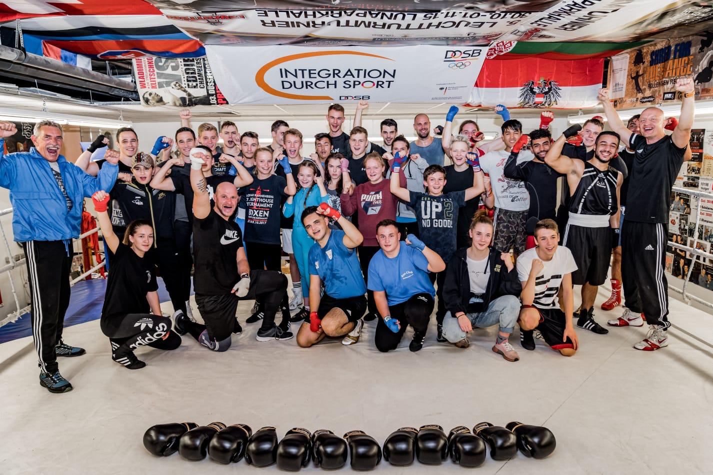 Gruppe von Kampfsportlern gemeinsam im Trainingsraum