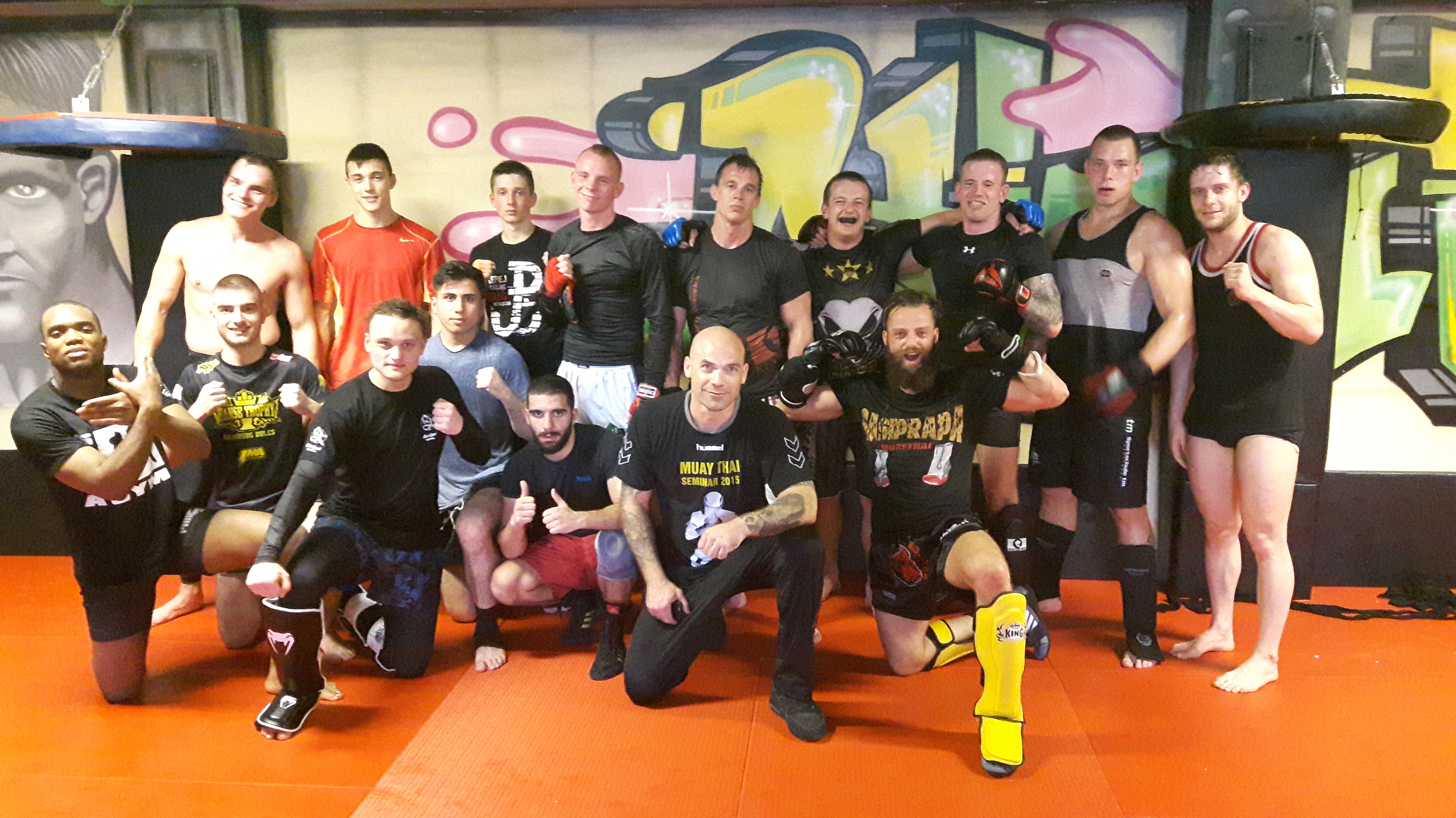 Große Gruppe von Kampfsportlern gemeinsam im Trainingsraum