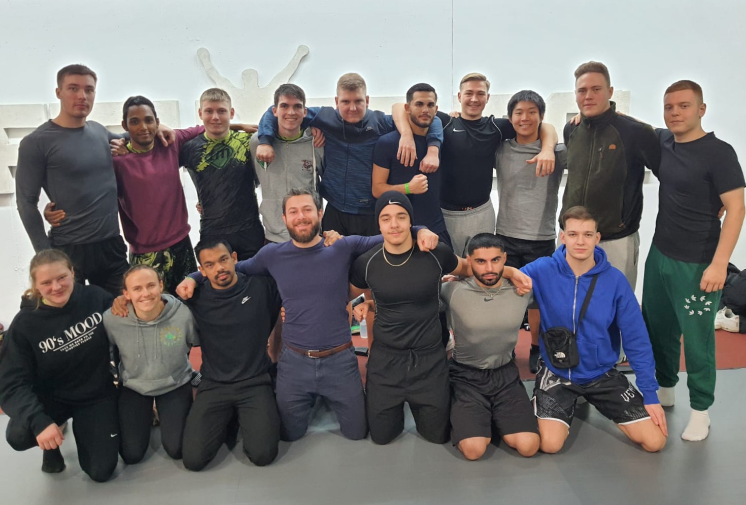 Große Gruppe von Trainierenden im Trainingsraum
